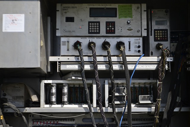 traffic-signal-controller-panel-2731115_640 traffic-signal-controller-panel-2731115_640